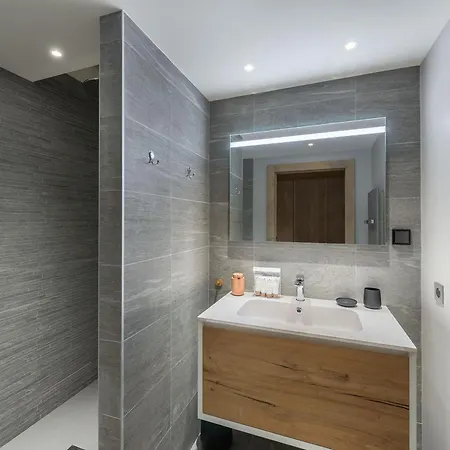 Moderne Avec Terrasse, Pres Des Remontees, 4 Adultes + 5 Enfants, Services Inclus - Fr-1-562-75 *